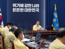 문 대통령 “방역 조치 준수에 예외없어…위반시 엄정 책임 추궁” 기사 이미지