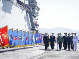 문재인 대통령, 대형수송함 '마라도함' 함상에서 제73주년 국군의 날 기념식 참석 기사 이미지