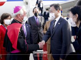 문재인 대통령, 교황청 방문과 G20 정상회의를 위해 로마에 왔습니다 기사 이미지