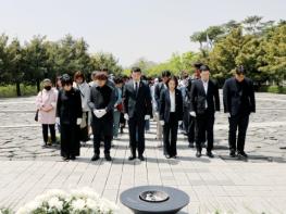 김용민의원, 민주당원 100여 명과 봉하마을 방문 기사 이미지